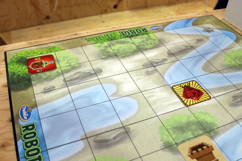 例えばこういう配置なら、まず「前進」を4枚出して、次に「右折」を1枚出して、また「前進」を3枚出せば、カメは宝石にたどり着くことができます