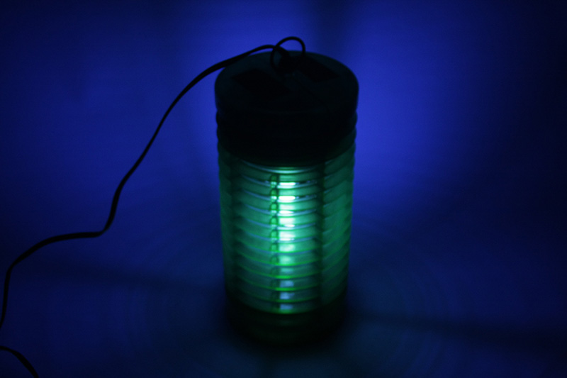 これが電撃殺虫器。ブラックライトで虫をおびき寄せ、まわりについている高電圧回路で感電死させる