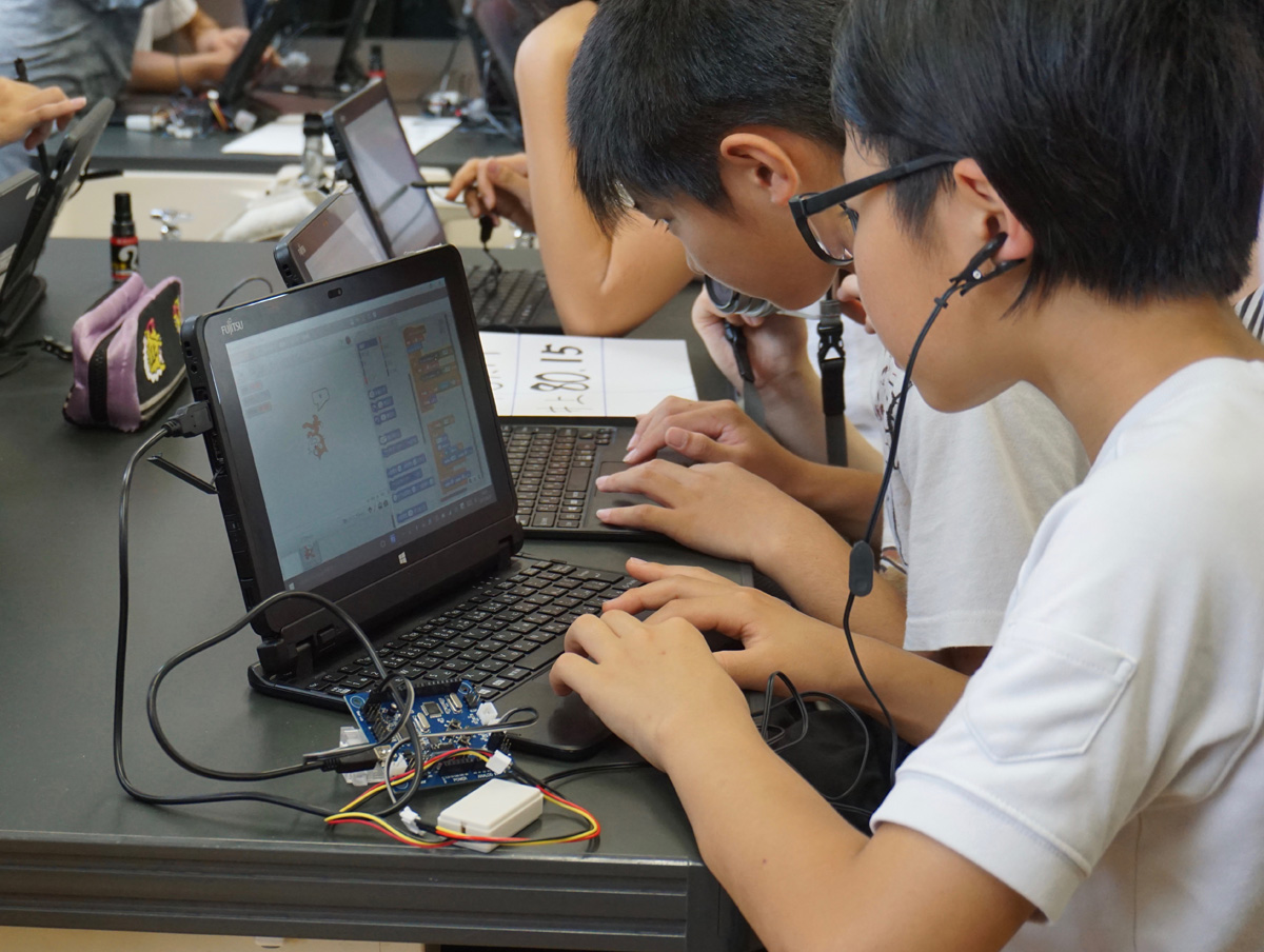 6月30日、小金井市立前原小学校で実施されたプログラミングを活用した小学６年理科の授業風景。
