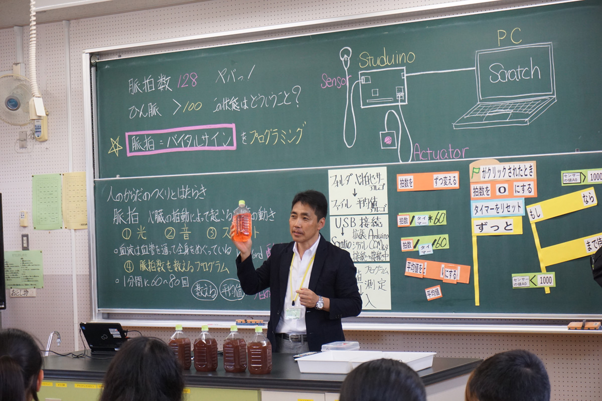 プログラミングの教鞭を執る小金井市立前原小学校 松田孝校長