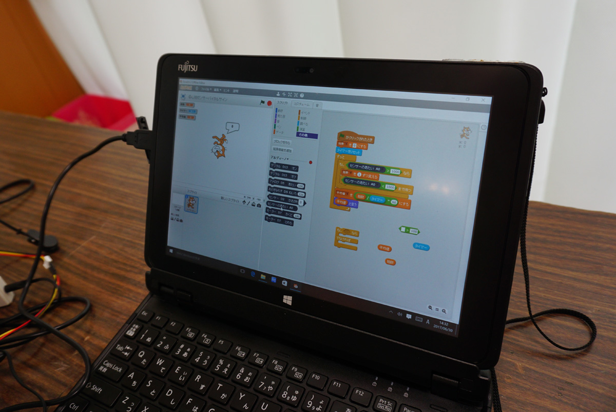 児童たちは、予め用意されたプログラムを完成させていく