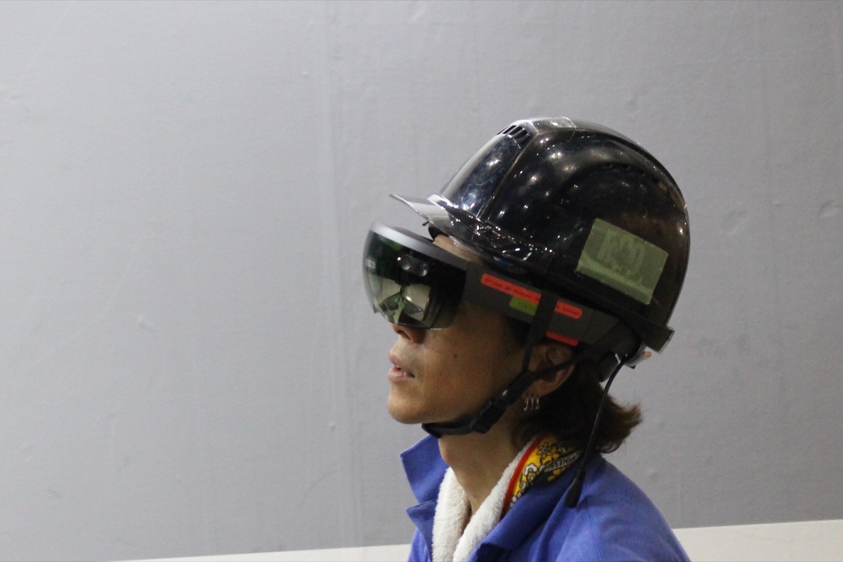 HoloLensを装着。ヘルメットはやや被りづらそう？