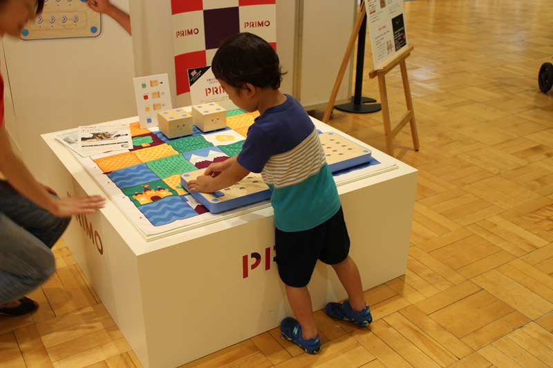 デモ会場にやってきた4歳の子どもも、説明をうけるのもそこそこに、たちまち夢中になっていました。遊び方に規定はないため、自由な発想が創造力にもつながりますね