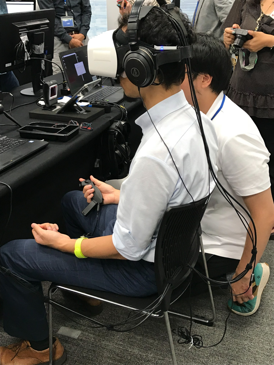 ヘッドセットの他、様々な生体センサーを装着して映像を視聴