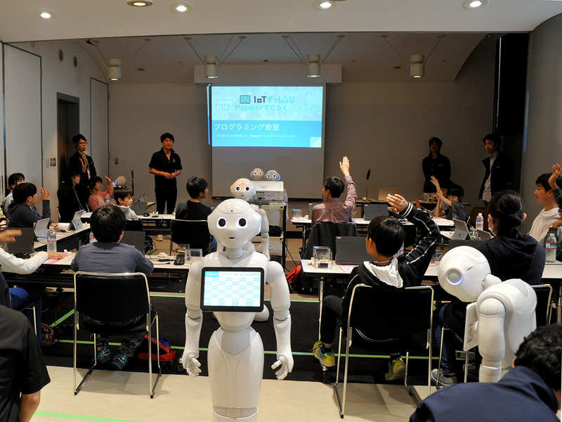 充実した機材が並ぶプログラミング体験会場の様子