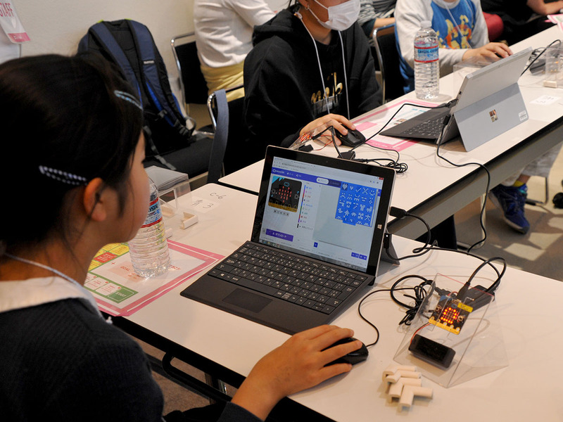1人1台ずつSurfaceとmicro:bitが用意された