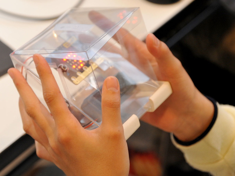 micro:bitは用意されていた箱形のケースにセットされサイコロになる