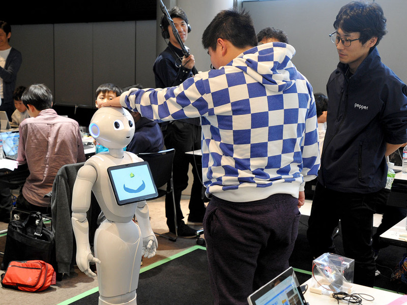 自分が作ったプログラムを本物のPepperで試してみる子どもたち