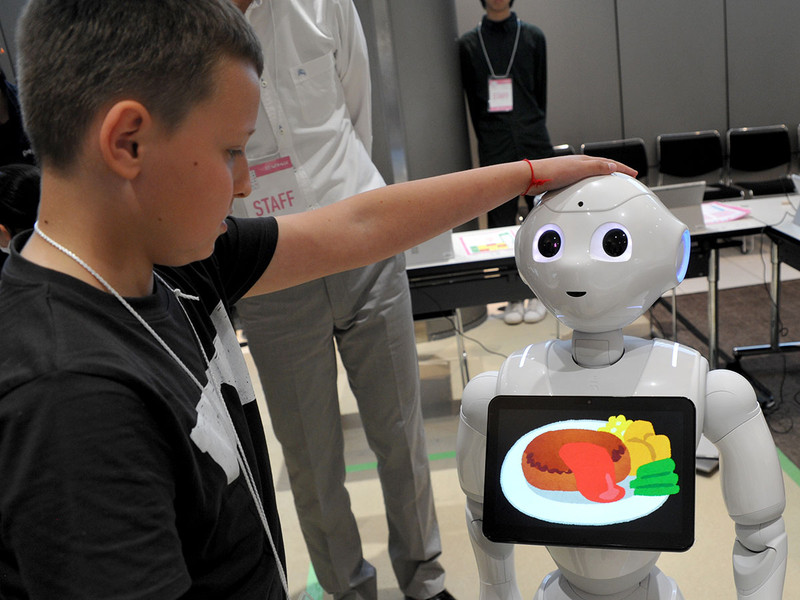 自分が作ったプログラムを本物のPepperで試してみる子どもたち