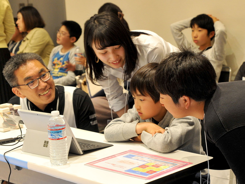 Pepperすごろくトライアルでプログラミングにチャレンジする子どもたち