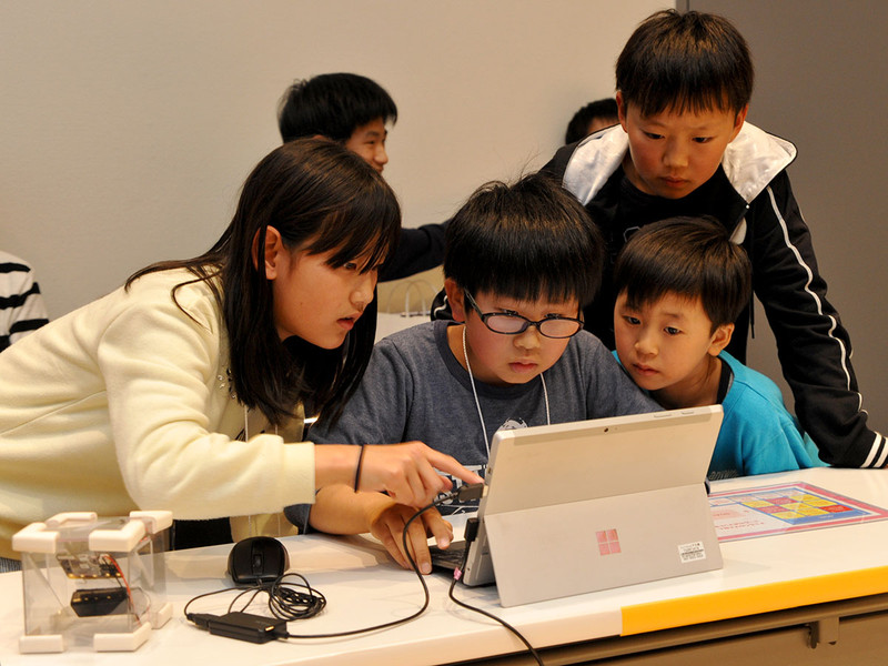 Pepperすごろくトライアルでプログラミングにチャレンジする子どもたち