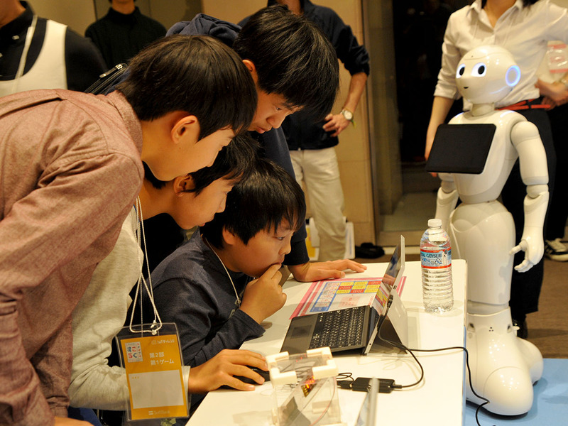 Pepperすごろくトライアルでプログラミングにチャレンジする子どもたち