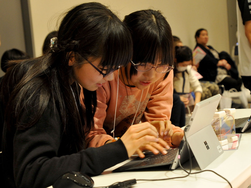 Pepperすごろくトライアルでプログラミングにチャレンジする子どもたち