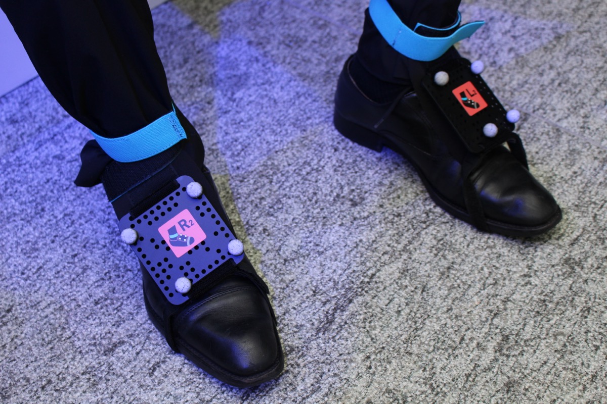 頭部にVRヘッドセット、手足にトラッキングターゲットを装着。足もトラッキングするのは意外に珍しい