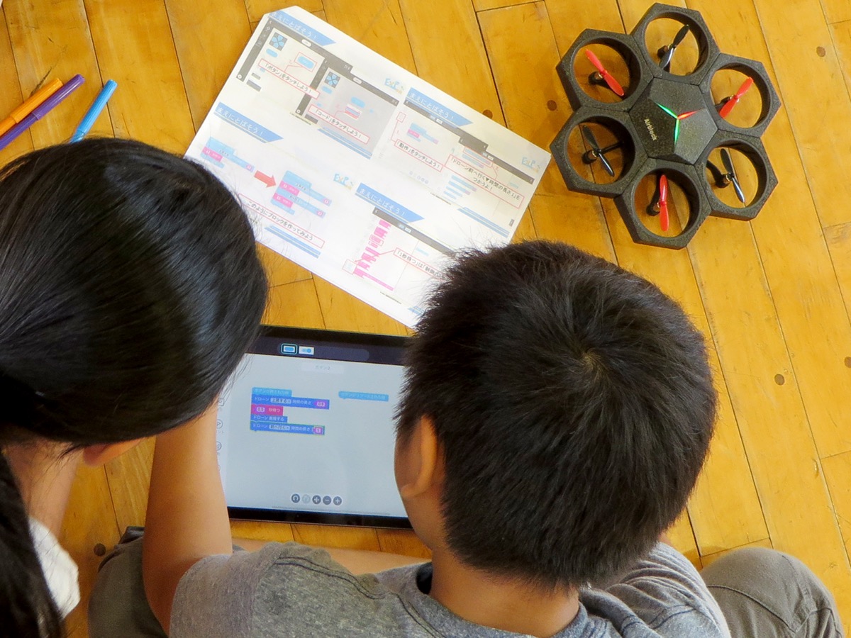 2人が1組となり、AirblockとiPadとテキストが割り当てられる