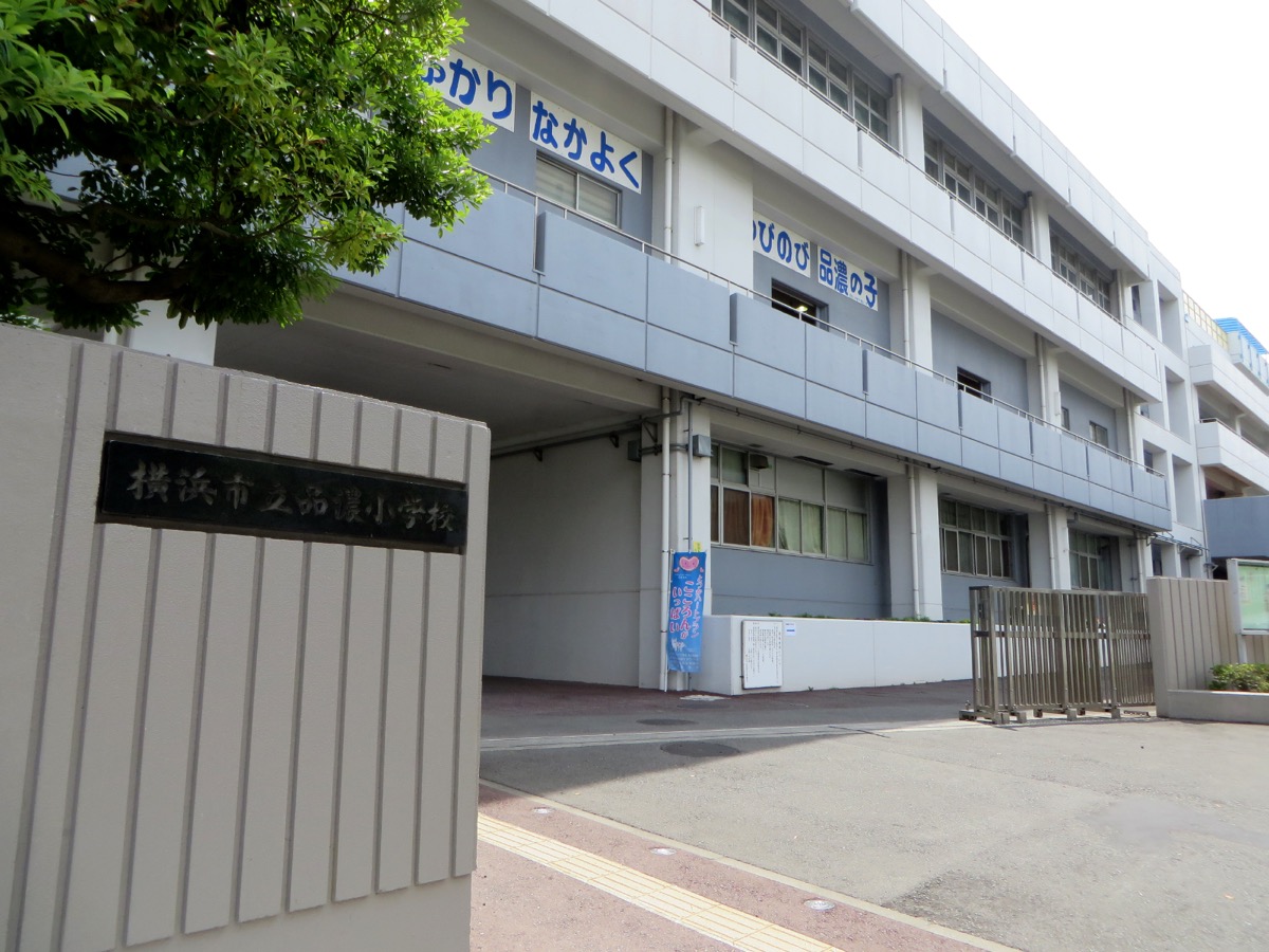 会場には品濃小学校の体育館を使用、天井も高く風の影響も受けないためドローンを体験するには最適な環境と言える