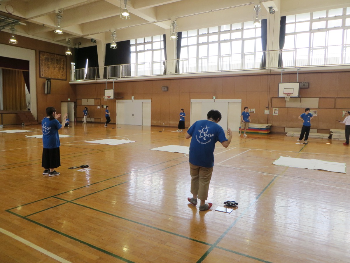 準備を終え、子どもらの来場を待機する学生たち