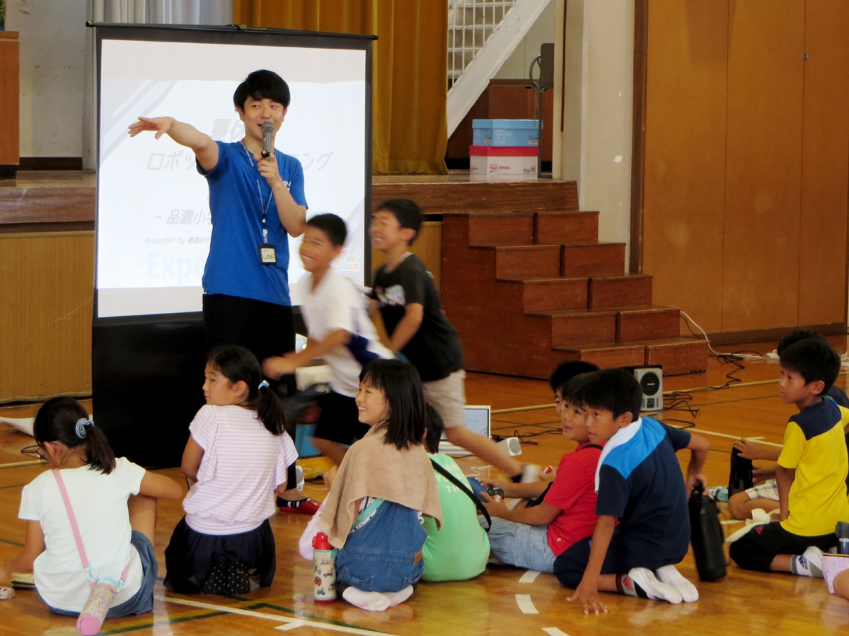 最初に子どもらは前に集められ、まずドローンを組み立てること、わからないことはメンターの学生に聞くことを説明されてから、2人ずつ各班に割り振られる
