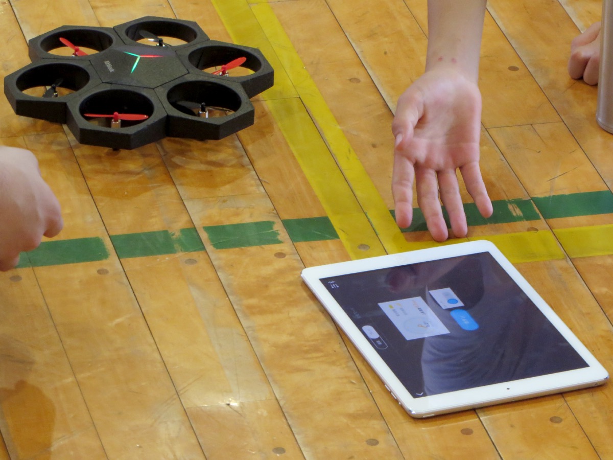 用意されたiPadを操作し、まずドローンを飛ばしてみる