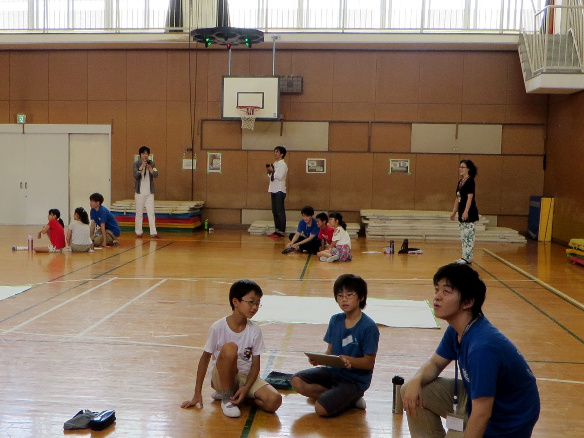 まずは用意されたボタンを押して、ドローンを上昇させ着陸する、という一連の動作を体験する