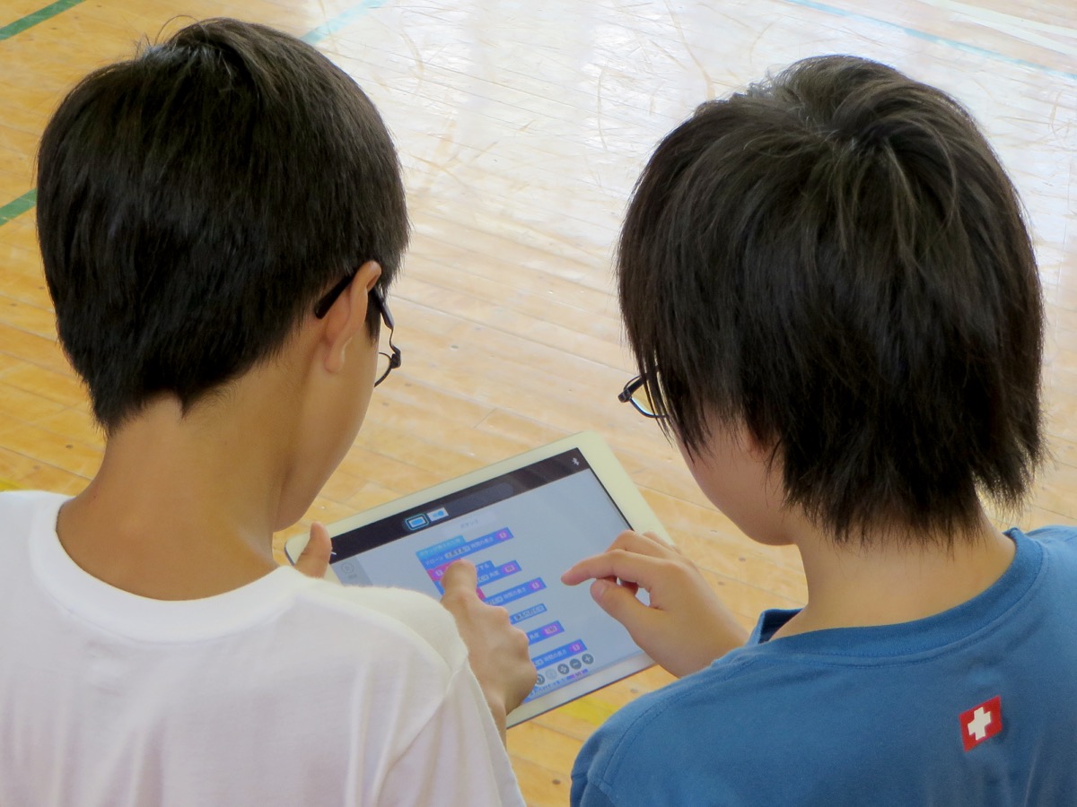 2人で協力して動きを考え、トライアンドエラーを繰り返してドローンをプログラミングしていく姿が微笑ましい