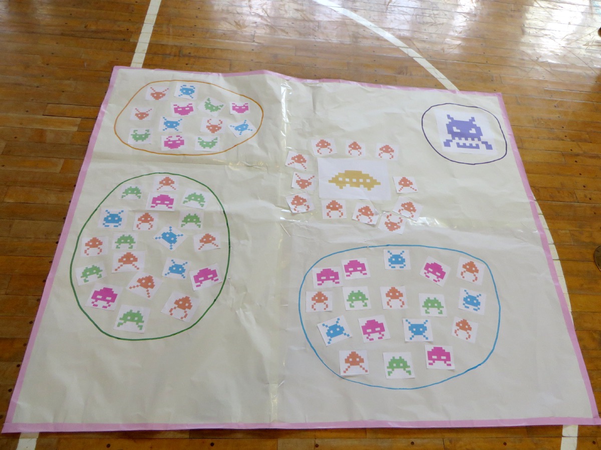 2班に1枚のインベーダーが書かれた模造紙が用意され、インベーダーを囲った円の中に着陸させれば撃退となる