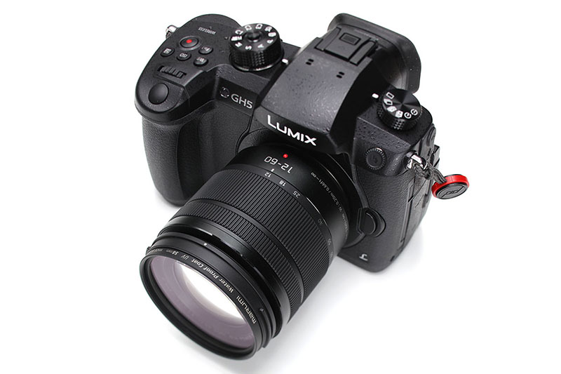 購入したのがコレ、パナソニックのレンズ交換式・ミラーレスカメラ「LUMIX DC-GH5」です。標準ズームレンズとのセット品の実勢価格は25万円前後。高っ！