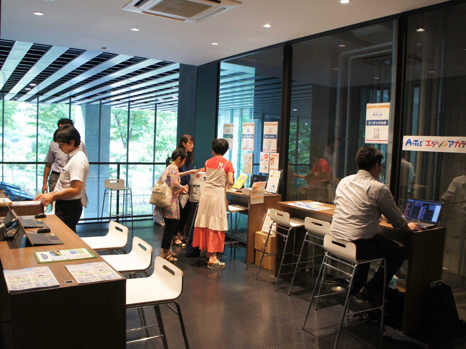 企業ブースでは様々なツールが展示され実際に体験できた