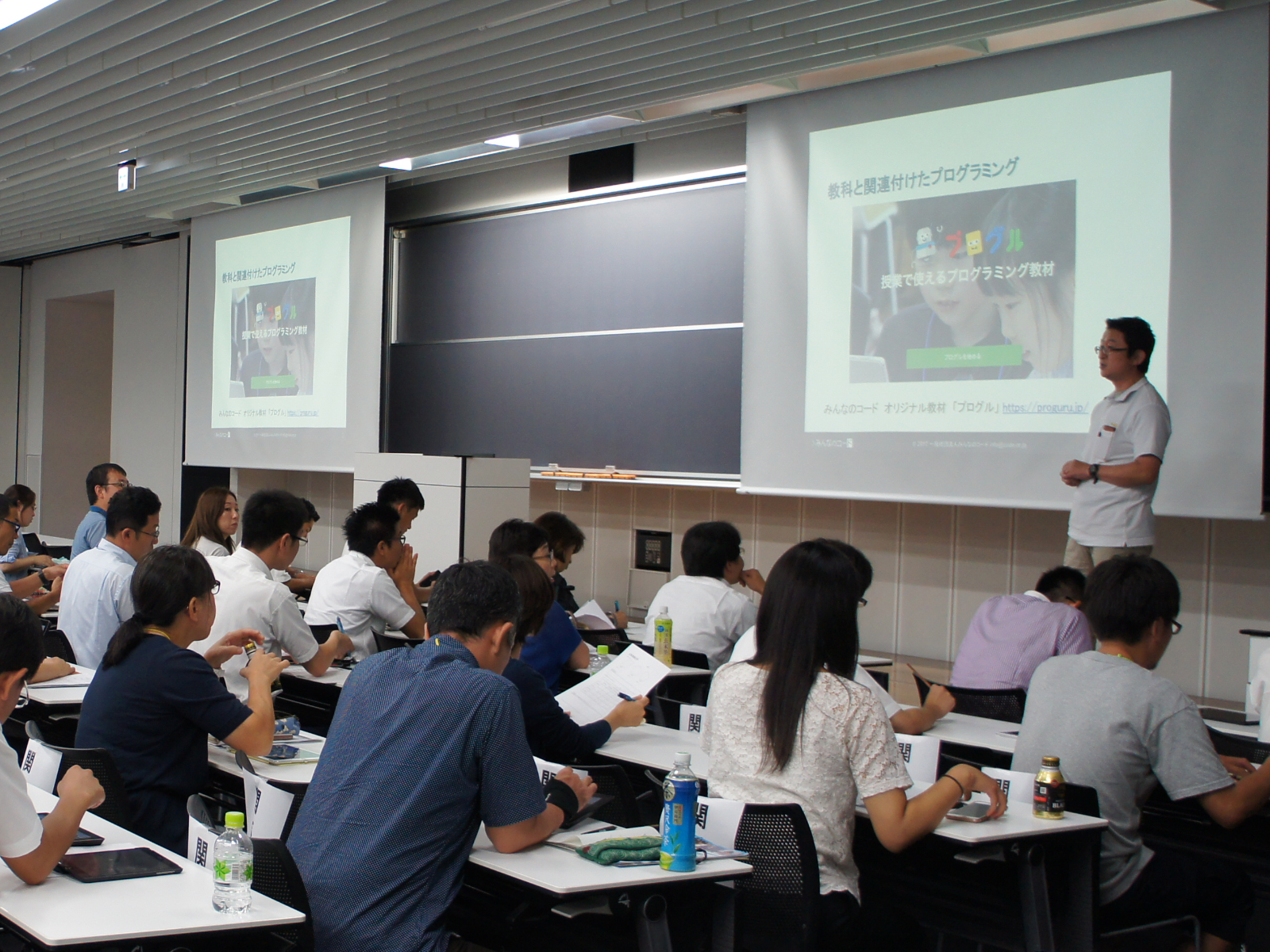 進行は元小学校教諭で現在みんなのコード所属の竹谷正明氏。受講側の先生方の受け答えもハキハキしていて先生の研修という感じがする