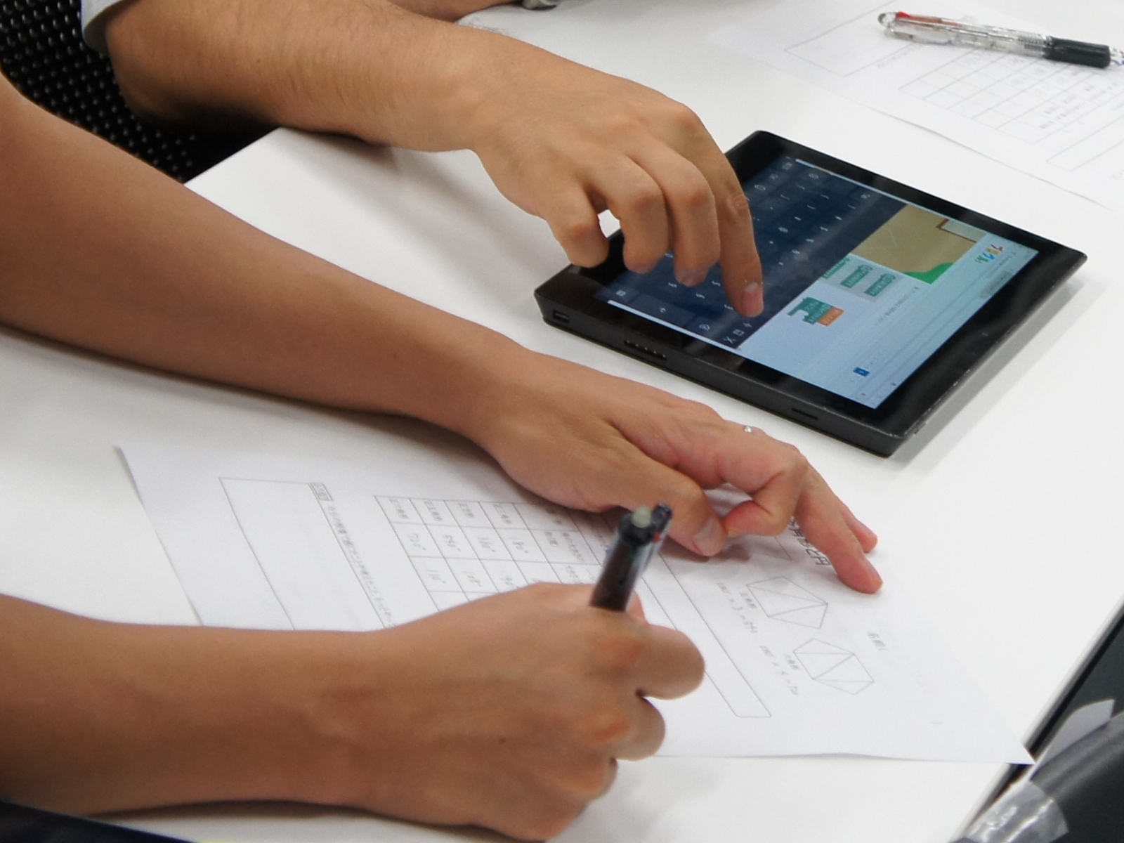 プログルに取り組む参加者。ウェブブラウザから利用する教材なので、インターネットにつながるパソコンやタブレットがあれば利用できる