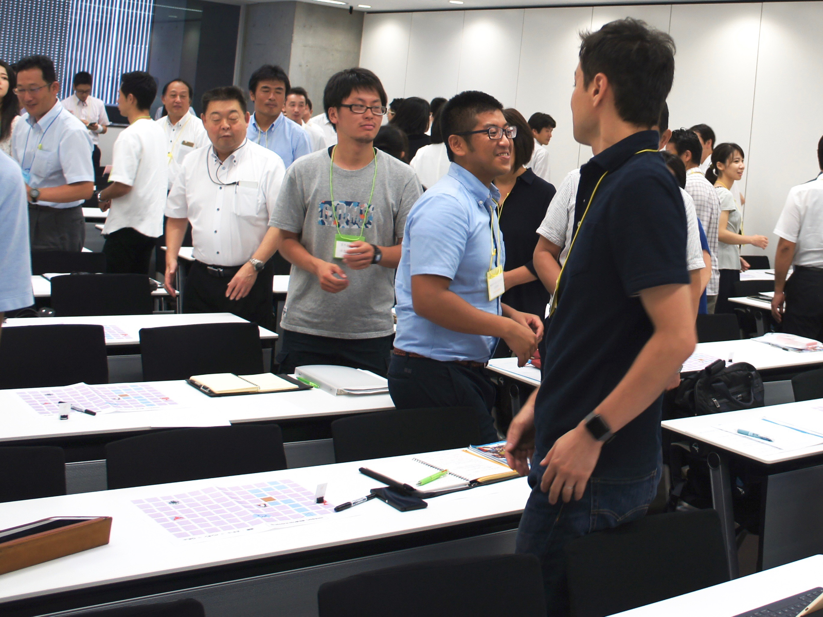 参加者全員立ち上がり実際にロボット役として動く