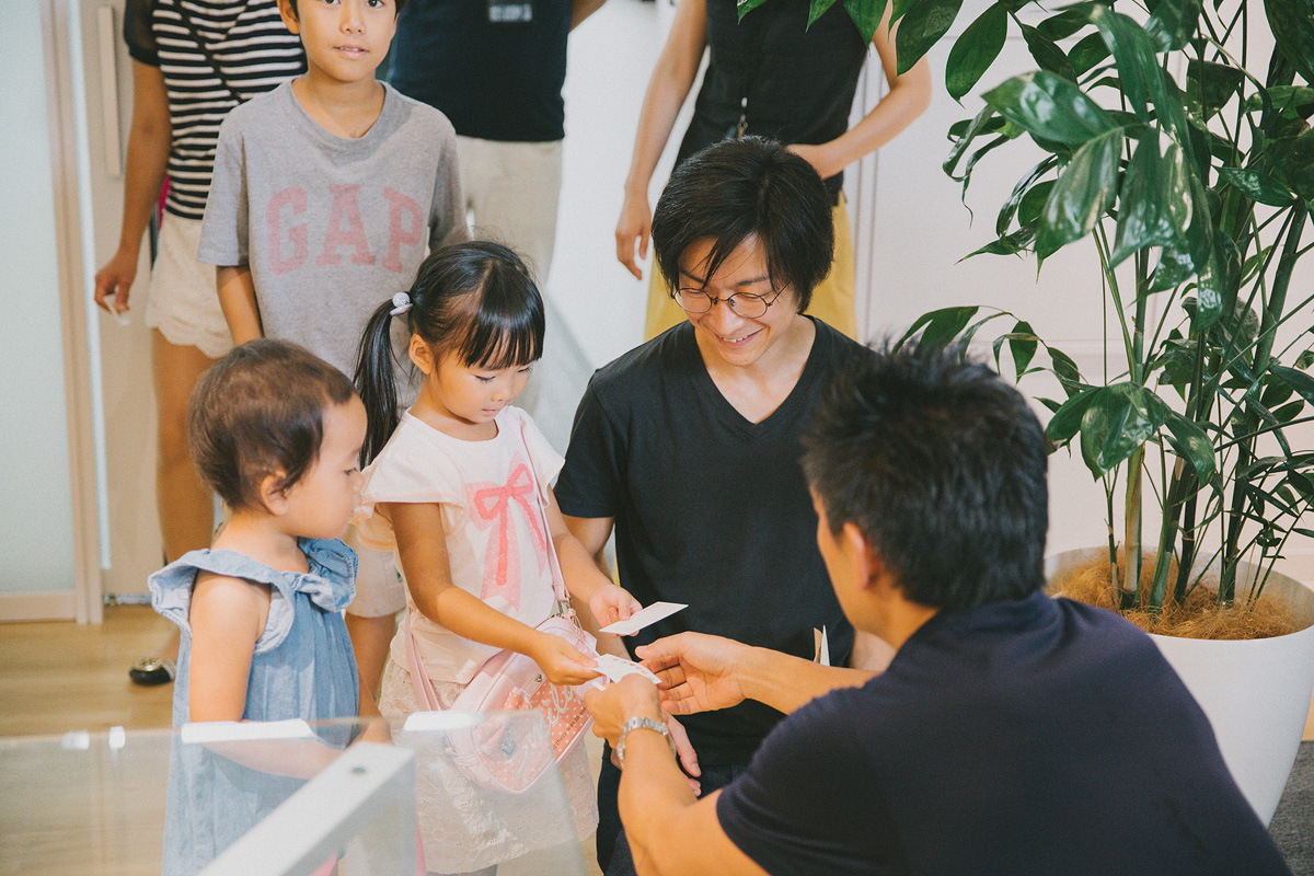 社長と名刺交換が気軽にできるのもファミリーデーならではの光景かもしれませんね（手前で名刺交換しているのがD2C宝珠山社長）