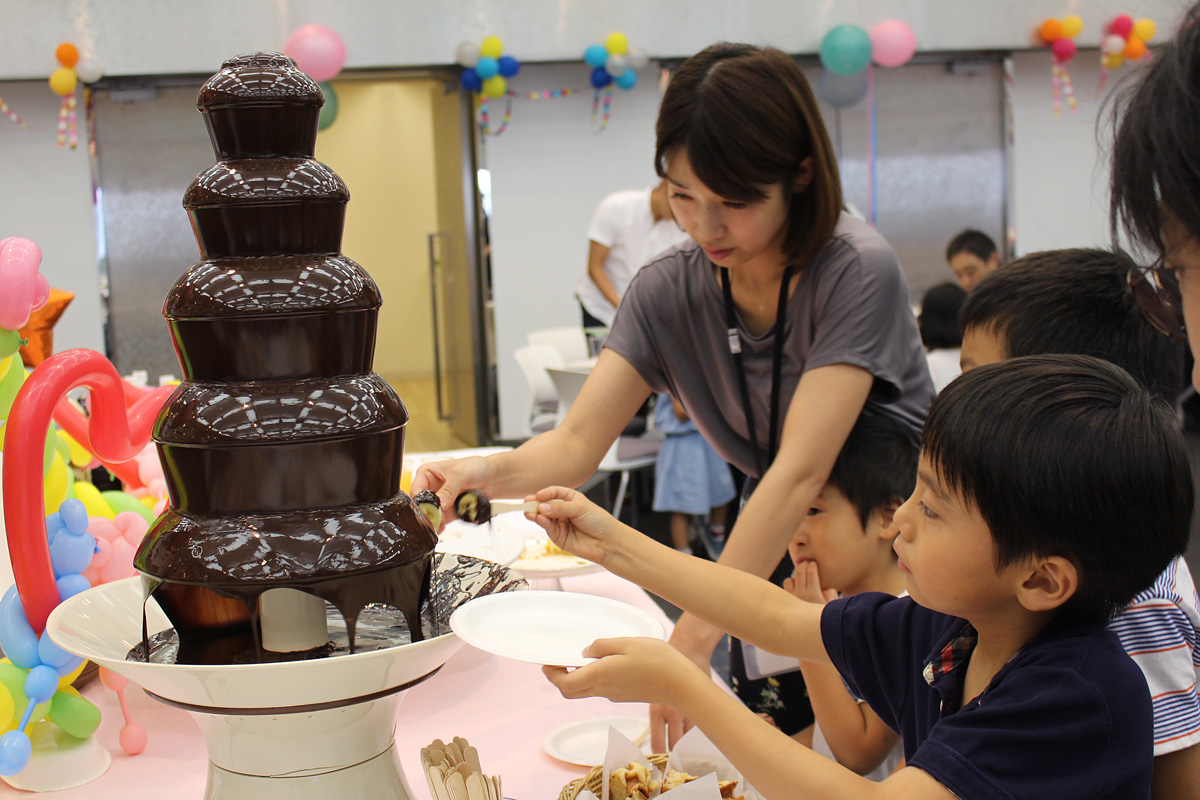 ランチタイムには、子供たちに大人気のチョコレートファウンテンも！