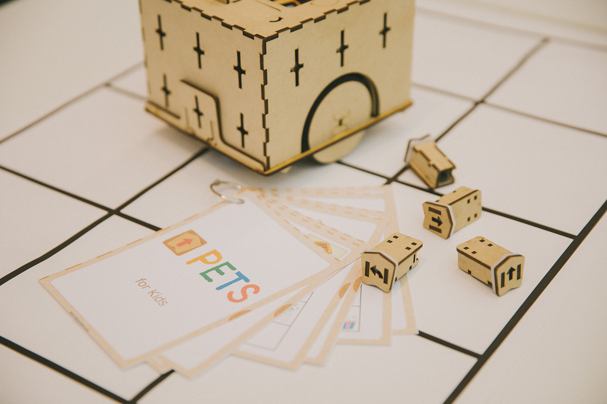 プログラミング学習用ロボット「PETS（ペッツ）」