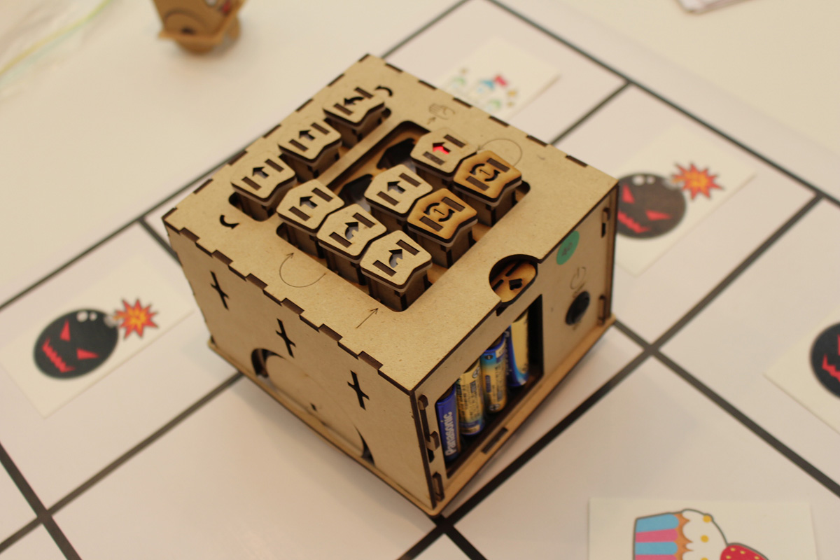 進む方向を指し示すブロックを差すことでロボットを動かす