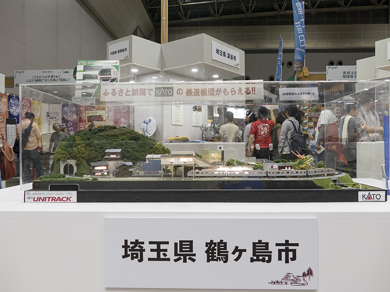 返礼品の工芸品なども多数展示。こちらは埼玉県・鶴ヶ島市の鉄道模型
