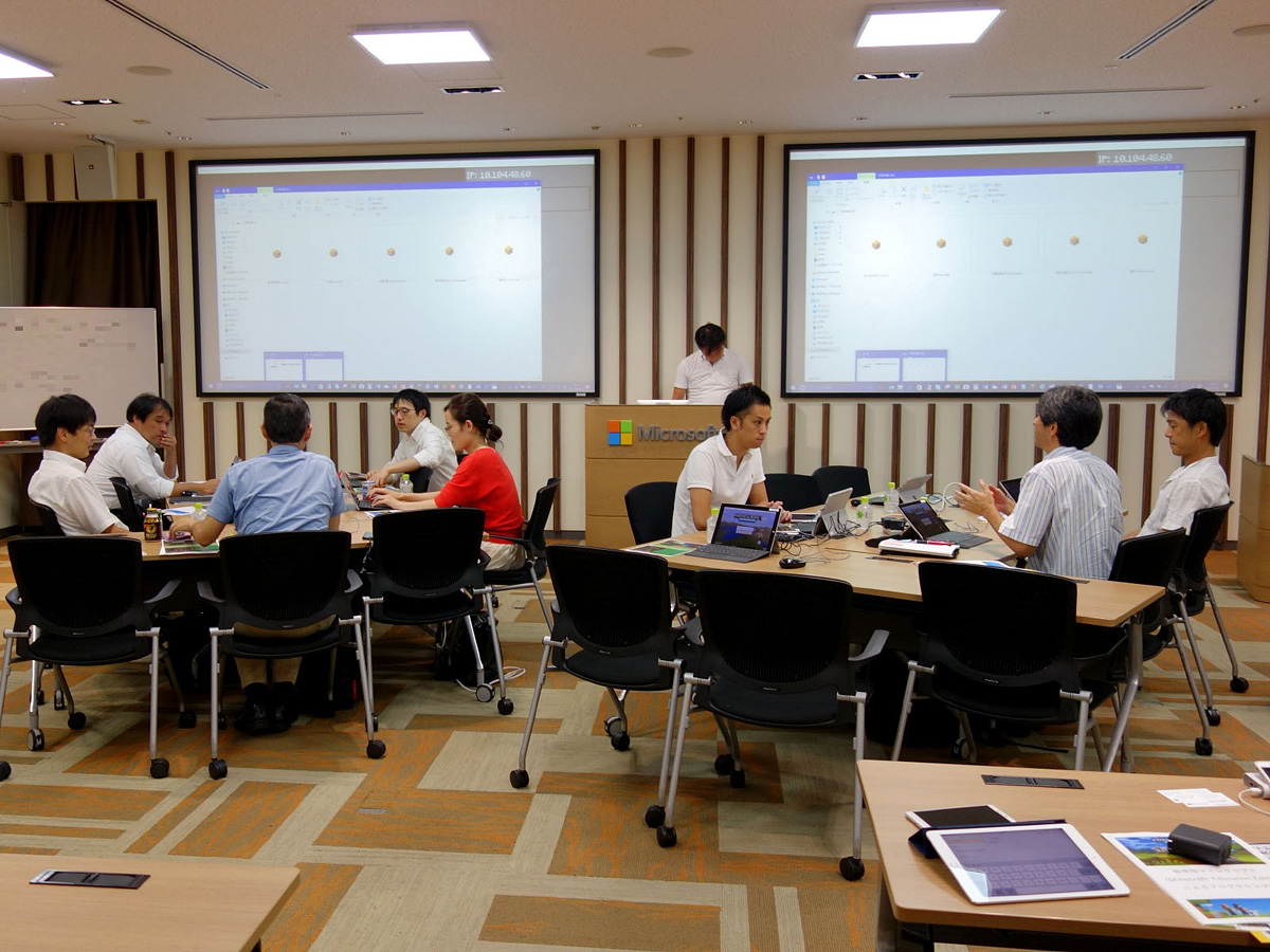 参加された先生方は8人。2つのワールドでマインクラフトを体験する