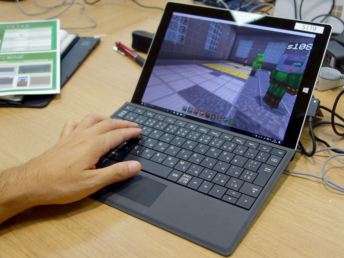 サインインされた先生の左手が自然にマインクラフトのホームポジション置いてあるあたりが、マインクラフト経験者のなせるワザ