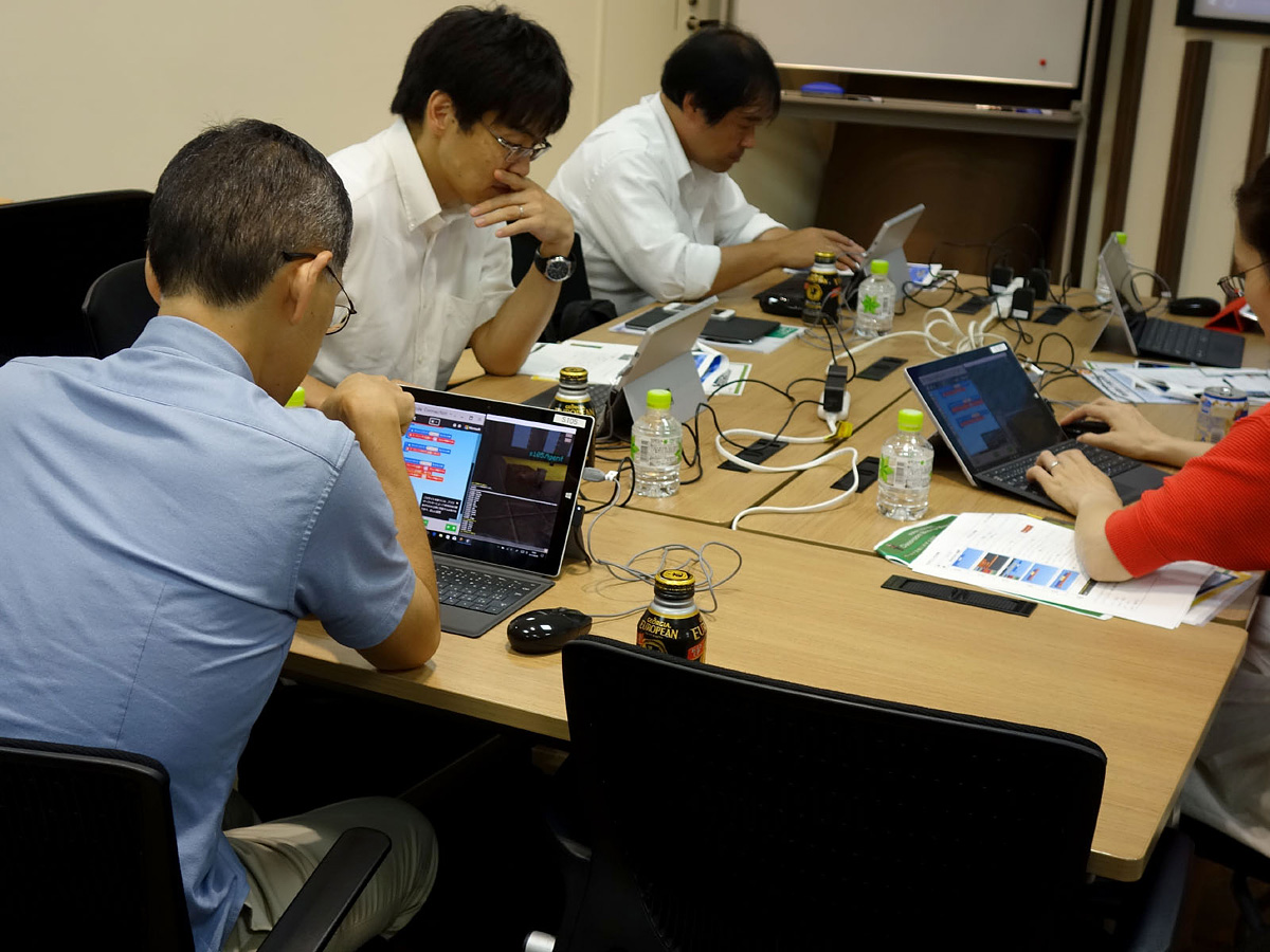 マインクラフトでのプログラミングに真剣に取り組む先生たち。