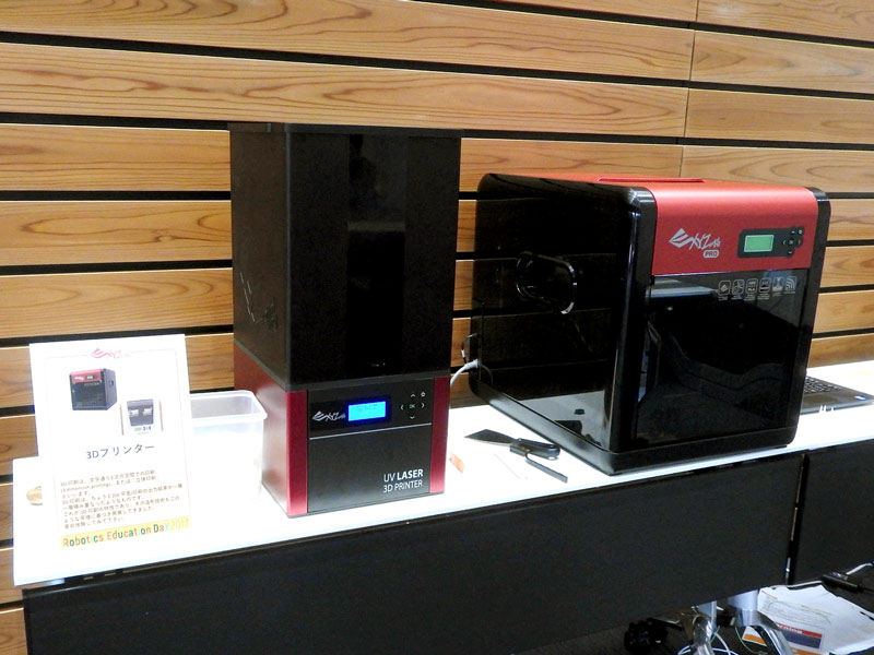 XYZプリンティングの3Dプリンターも展示されていた。左が光造形方式の「ノーベル1.0A」、右がFDM方式の「ダヴィンチ1.0 Pro」