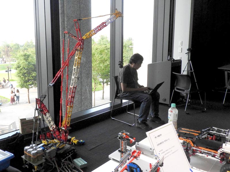 (有)榊製作所が展示していた1000t級クローラクレーン。レゴの強度の限界を超える巨大作品だ