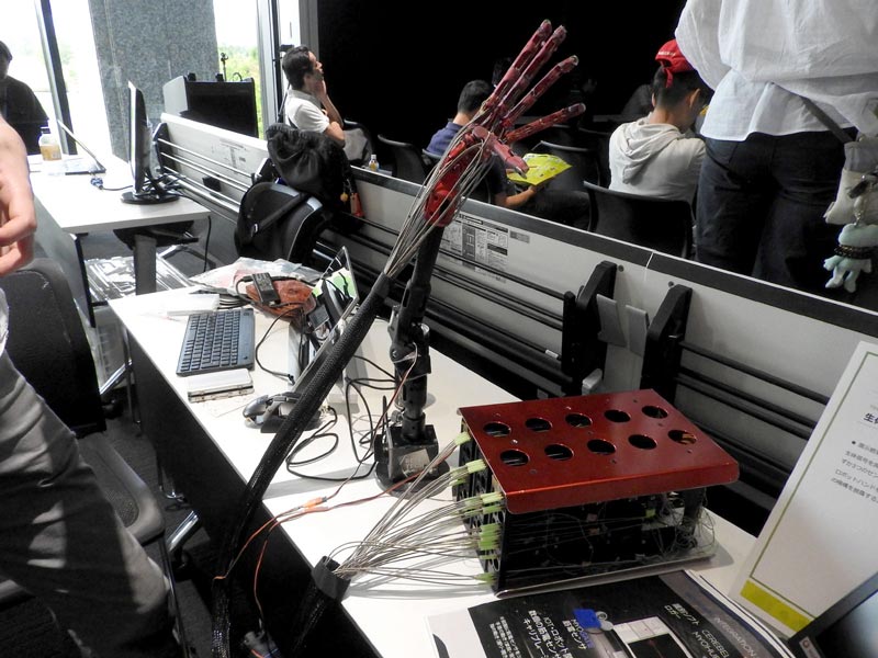 株式会社メルティンMMIは、生体信号を使ったロボットハンドの制御のデモを行っていた