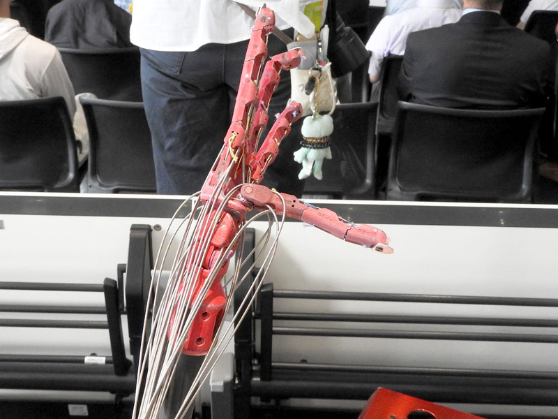 ロボットハンドは、ワイヤーによって駆動されている