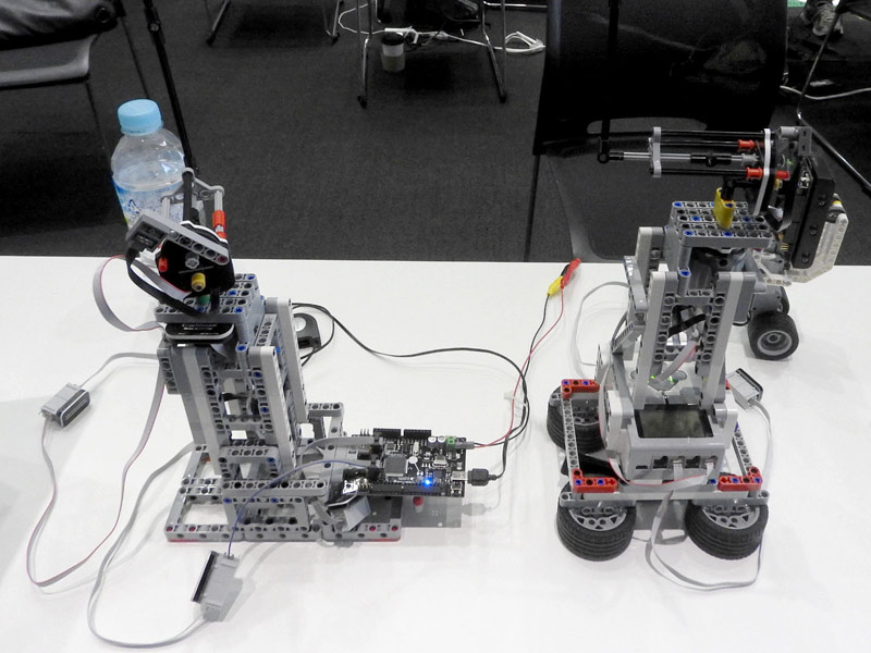 川田教授が展示していたレゴ マインドストームによる制御工学用実験装置の例。手前の二つが「回転型倒立振子」で、奥が「台車型倒立振子」