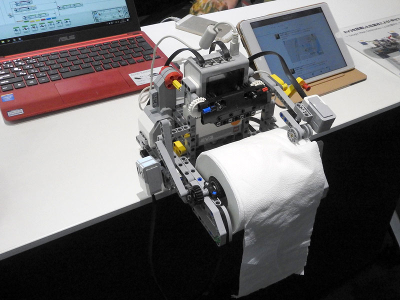 Kohsuke's Labが展示していた「EV3搭載型トイレットペーパー」。スピードメーターと残量計を搭載している