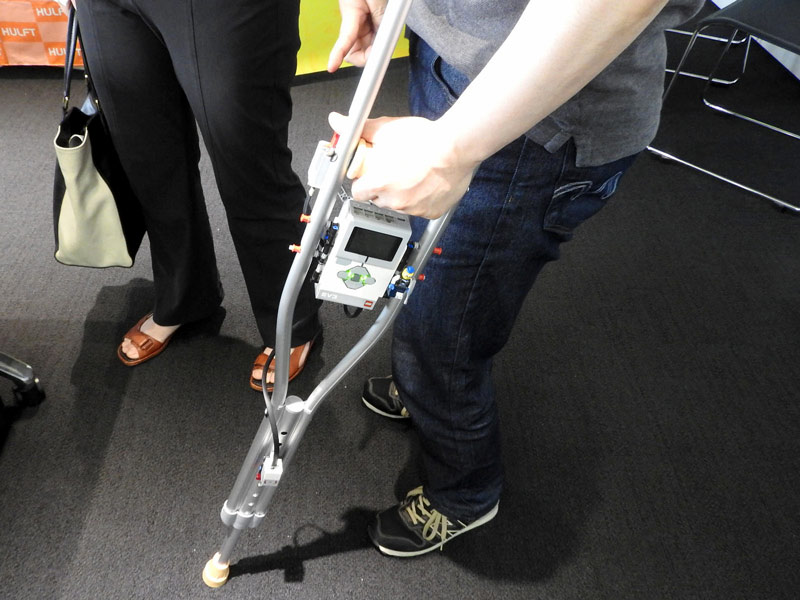こちらも同じくKohsuke's Labが展示していた「EV3搭載型松葉杖」。ボタンを押すことで、その位置が幸せマップに記録される