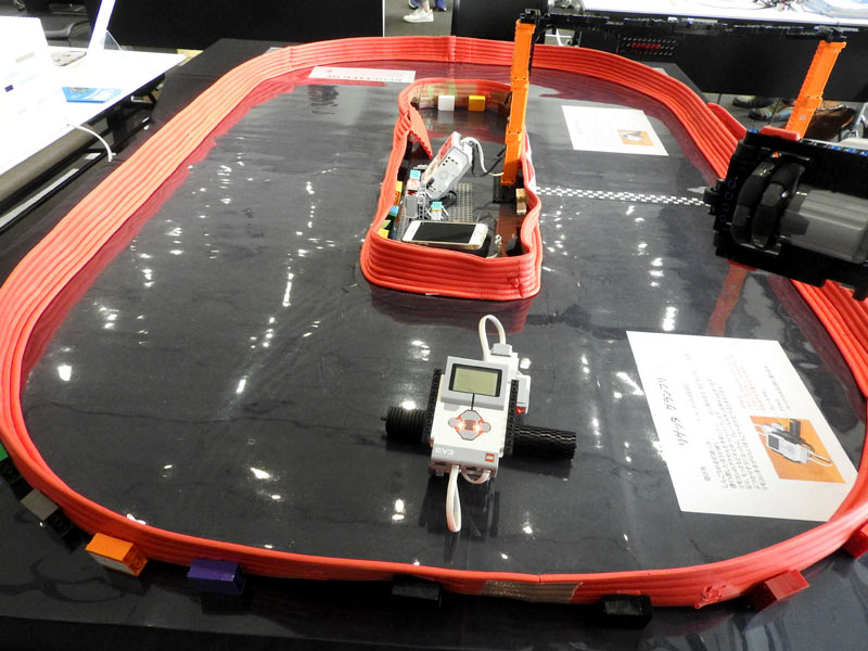 こちらも東谷賢一氏が製作した「Regetter GP」。EV3のコントローラを搭載したハンドルを傾けて、バイクを操縦する