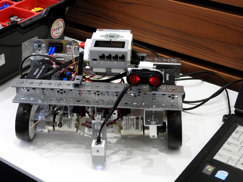 強力な12V駆動のモーターが採用されており、人が乗れる台車を作ることも可能だ