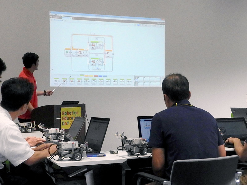 ホワイエでは、レゴ マインドストームEV3を使ったワークショップも開催されており、人気を集めていた