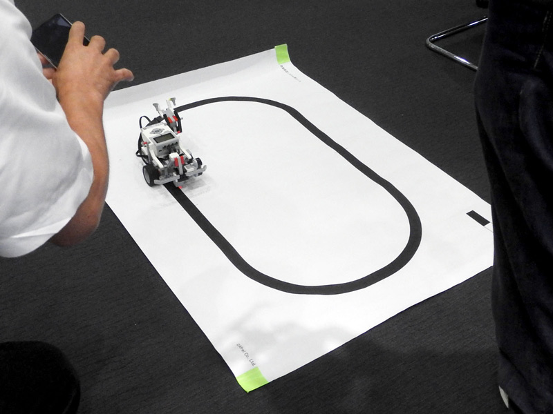レゴ マインドストームEV3のワークショップでは、ライントレーサーを製作していた